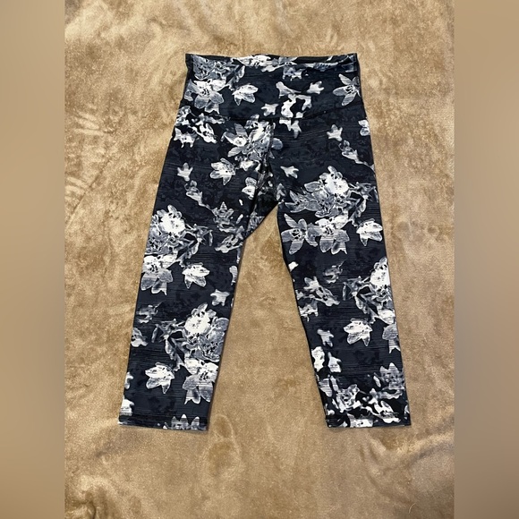 Women’s Old Navy Active Go Dry Black White Floral Leggings Large EUC - Picture 1 of 4